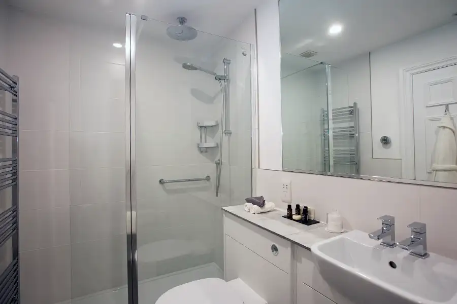 First Floor Suite Bathroom